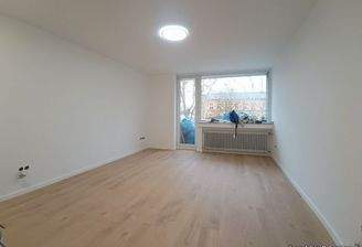 Wohn-/Schlafraum - Blick zum Balkon 