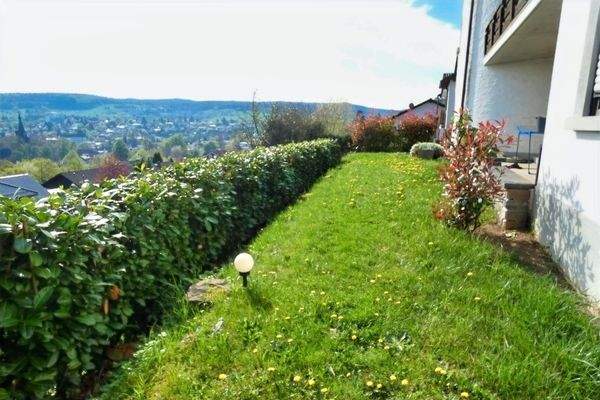 Garten vorm Haus mit Ausblick