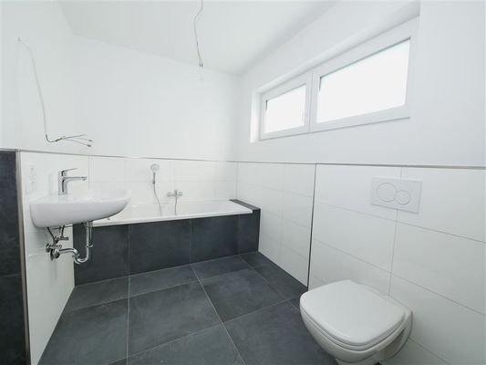 Haus 3 Bad mit Fenster und Wanne