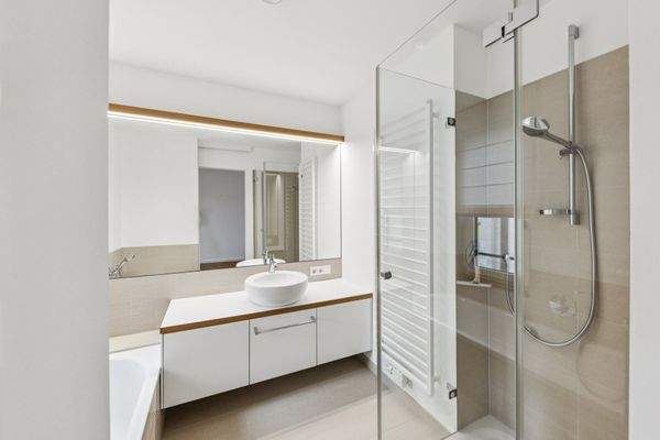 Modernes Bad mit bodengleicher Dusche