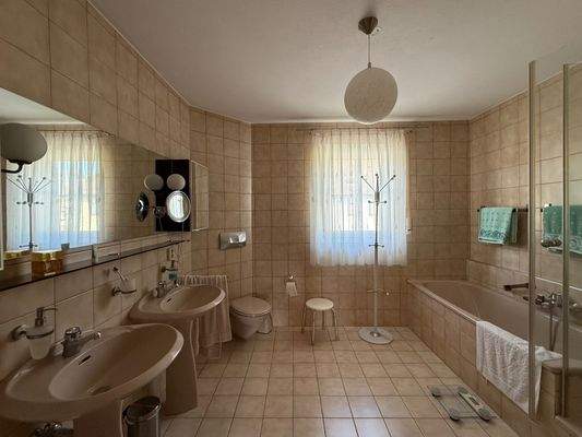 Badezimmer im Obergeschoss