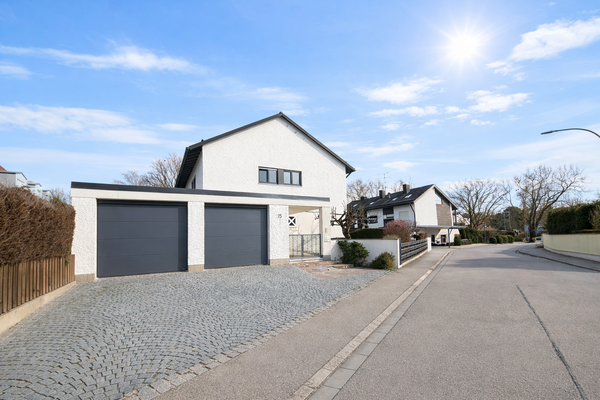 Außenansicht mit Doppelgarage