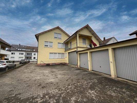 Garagen und Hausansicht