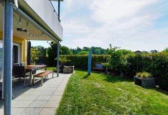 Große Sonnenterrasse und eigener Garten