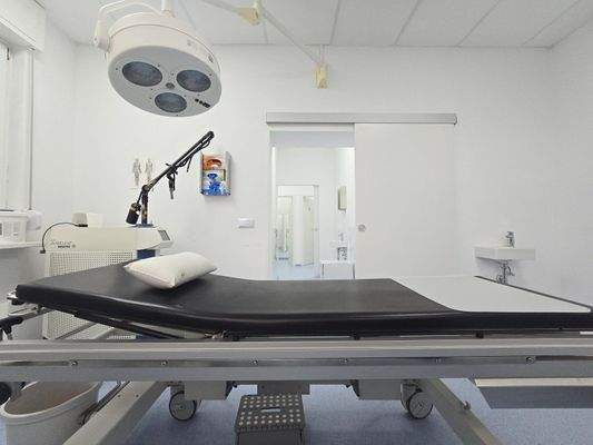 Eingriffsraum mit Blick zur Patientenschleuse