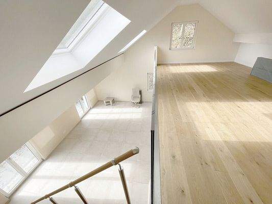 Große helle Galerie über dem Wohnbereich