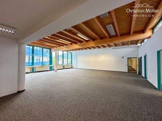 Großräumiger Eingangsbreich 