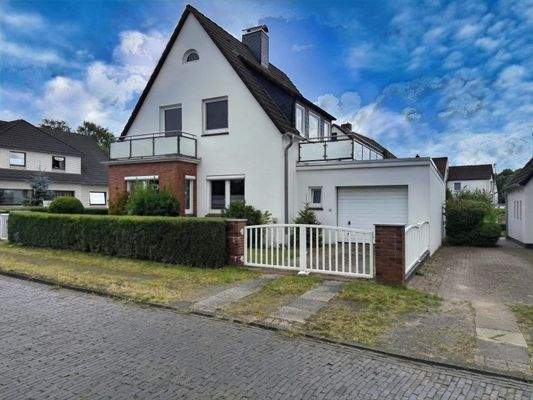 die Vorderseite des schönen Hauses