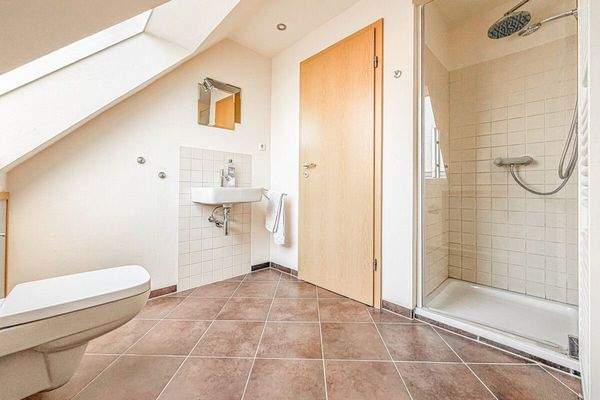 Badezimmer mit Regendusche und Fenster