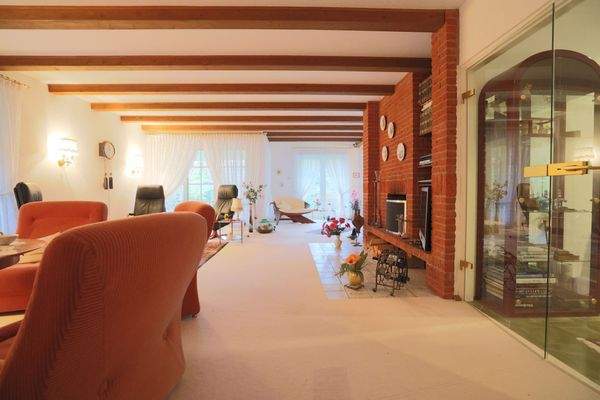 Großer Wohnbereich mit angrenzendem Esszimmer