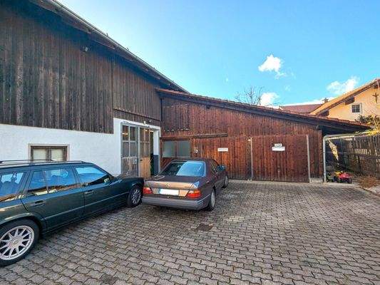 Gewerbe mit Garage und Stellplatz