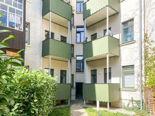 Hofansicht mit Balkonen