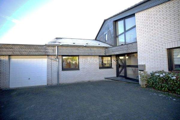 3453 Vorderansicht mit Garage 2