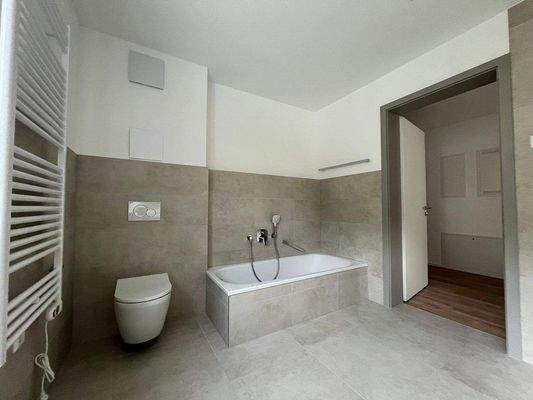 Tageslichtbad mit Dusche und Wanne 2.JPEG