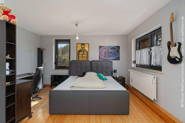 Größtes Schlaf- oder Kinderzimmer (23,49m² | im Grundriss Zimmer 3).