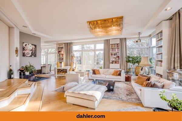 Luxuriöser Wohnbereich mit edlem Parkett, Designmöbeln und beeindruckenden Lichteinfall