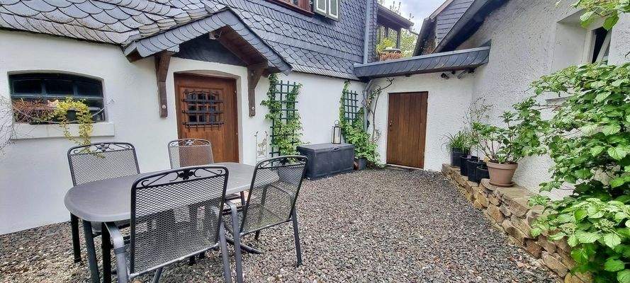 Sitzecke zwischen Haupt- und Nebengebäude