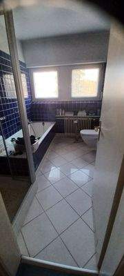 Bad mit Dusche und Wanne