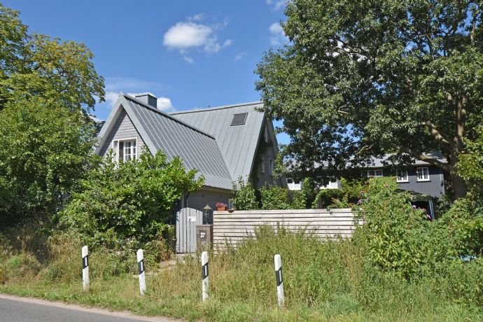 Für naturverbundene Freigeister: Vermietetes Haus-im-Haus über drei Ebenen auf sonnigem Grundstück