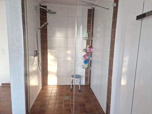 Dusche im Badezimmer