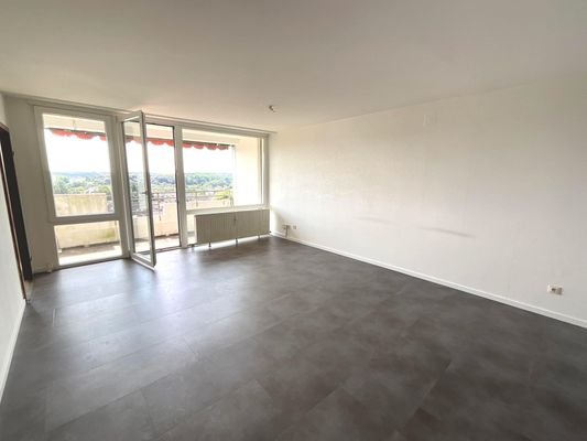 Wohnzimmer u. Zugang Loggia