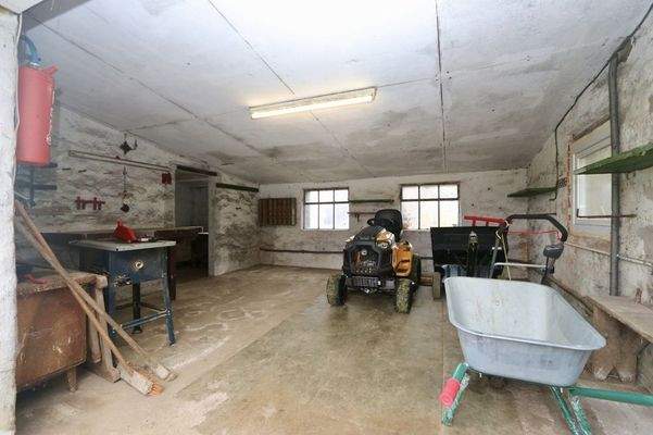 eine geräumige Garage