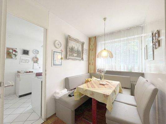 Heller Essbereich mit Blick zur Küche