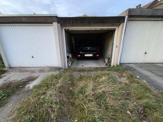 Separate Einzelgarage auf einem Garagenhof
