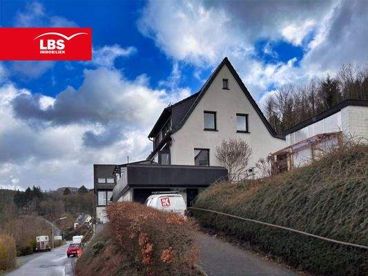 Aussenansicht mit Auffahrt zur Garage