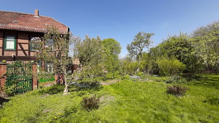 Haupthaus mit Wiese