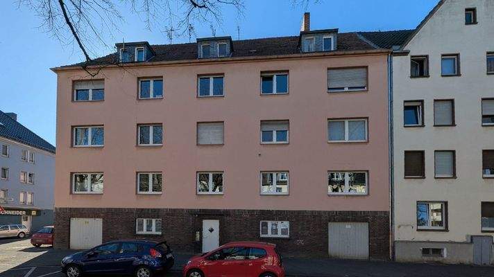 Außenansicht mit zugehöriger Garage