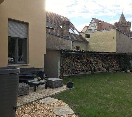 Sicht auf eine Terrasse und den Steintorturm 