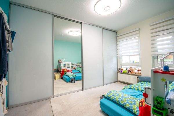 Schlafzimmer mit großem Einbauschrank