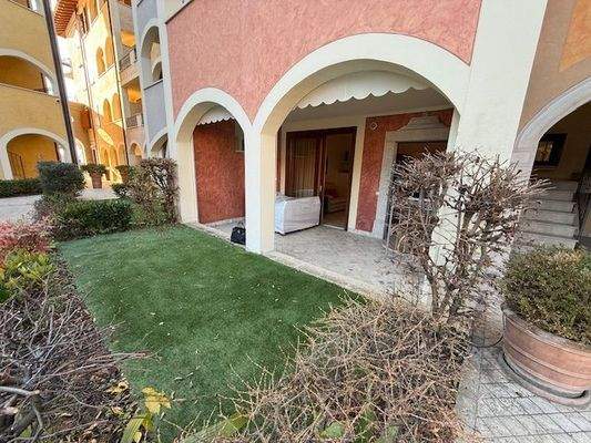 die Veranda verfügt über neue Schiebevorhänge