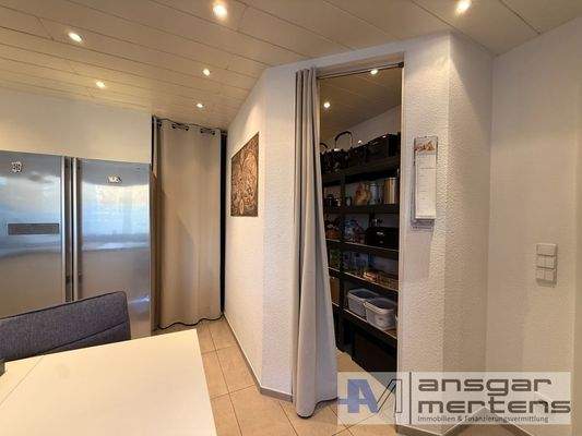 Küche mit Vorratsraum