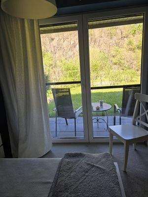 Schlafzimmer Blick zur Terrasse und Garten