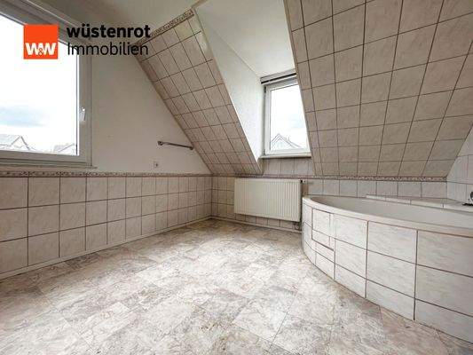 OG Badezimmer: Zwischen Kacheln und Fensterblicken lädt die Wanne zum Abschalten ein – ein Platz für Wärme nach langen Tagen