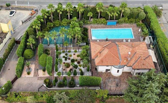 Luxusvilla-am-gardasee-kaufe_villa-am-gardasee-kaufen-haus-am-gardasee-kaufen_exklusive-Villa-am-gardasee_luxus-villa_luxusvilla-am-gardasee_villa-mit-panorama_villa-in-desenzano_comprare-villa-lago-di-garda_vendere-villa-lago-del-garda_Villa-di-lusso_Lag