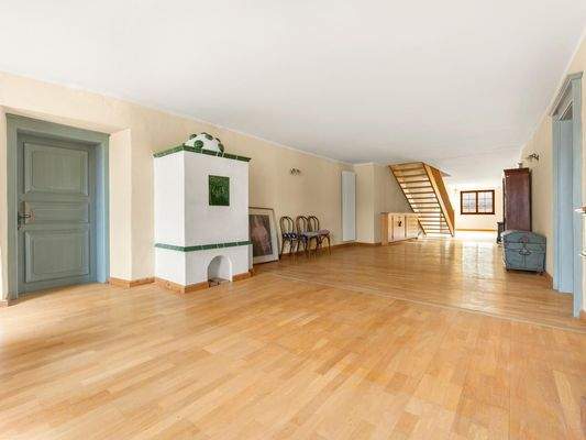 Wohnraum mit Kachelofen OG