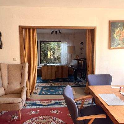 Blick vom Esszimmer ins Wohnzimmer