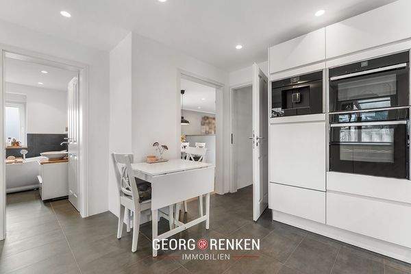 EG, Küche mit Fühstückstisch