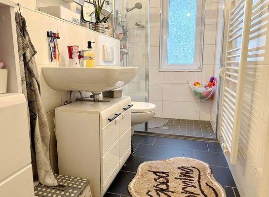 Modernes, helles Duschbad.