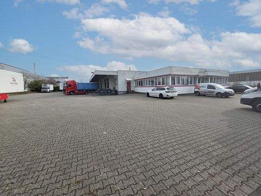 Bürogebäude und Freiflächen