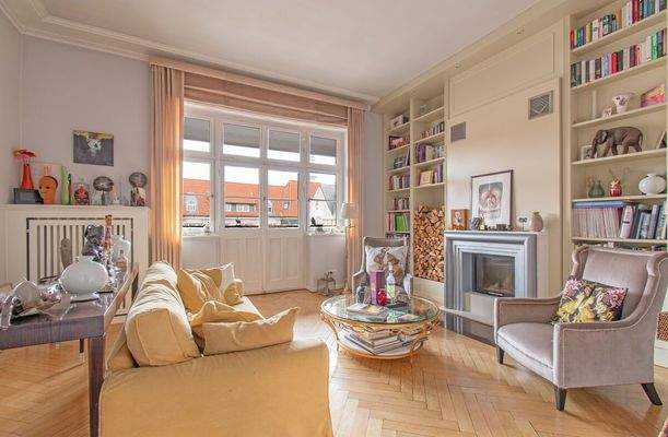 Einladendes Kaminzimmer mit direktem Balkonzugang