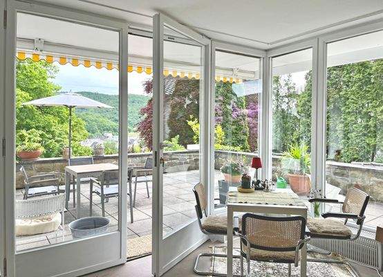 Wohnbereich mit Ausblick zur Terrasse