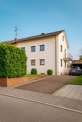 Strassenseite mit Einfahrt