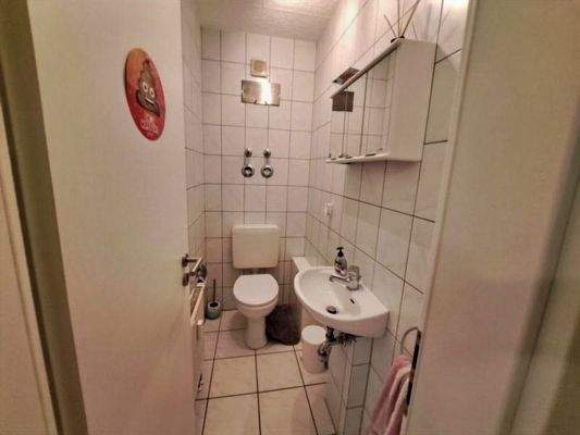 Gäste-WC mit WC und Waschbecken