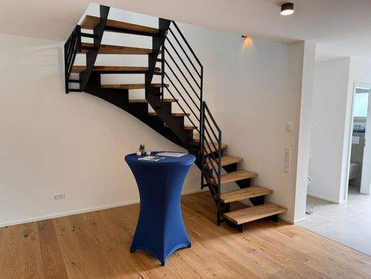 Stahltreppe mit massiven Eichenstufen