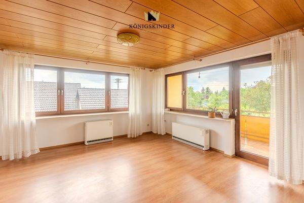 Wohnzimmer mit Balkon