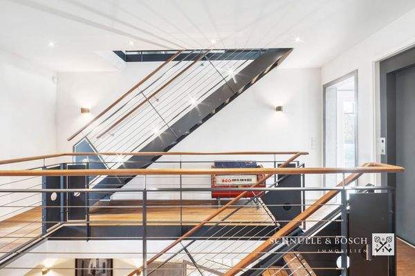 Der zentrale Treppenaufgang ins Erdgeschoss und Obergeschoss